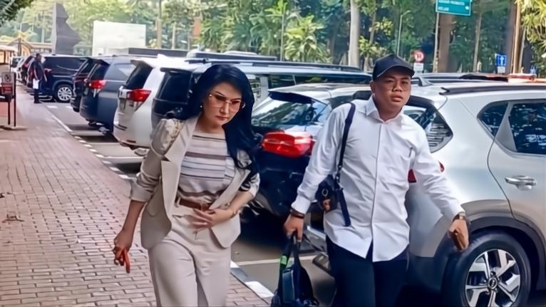 Lita Gading Penuhi Panggilan Polisi atas Laporan Ahmad Dhani