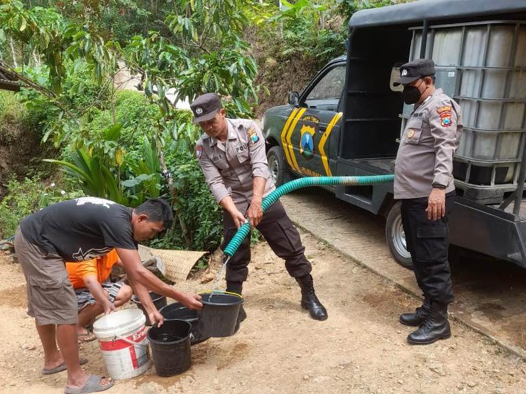 Mobil Patroli Polisi Disulap Pengangkut Air