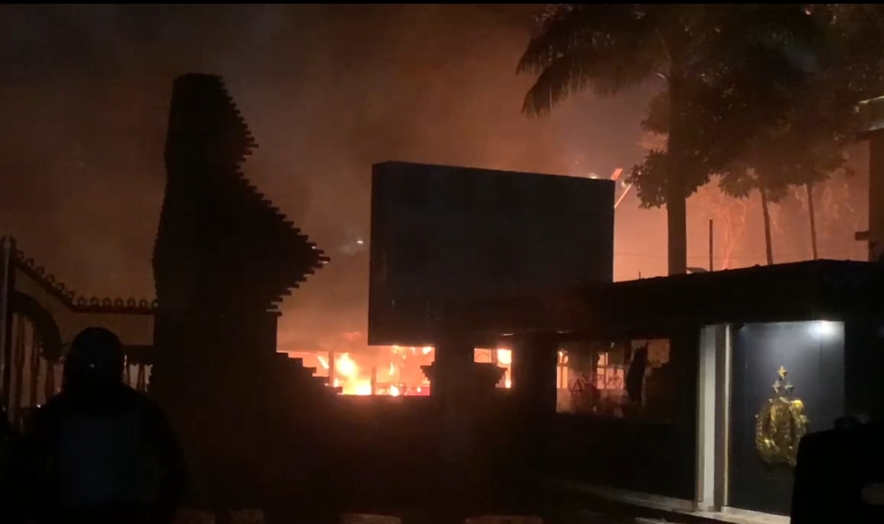 Massa Bakar Halte Transjakarta di Depan PMJ, Water Cannon Dikerahkan