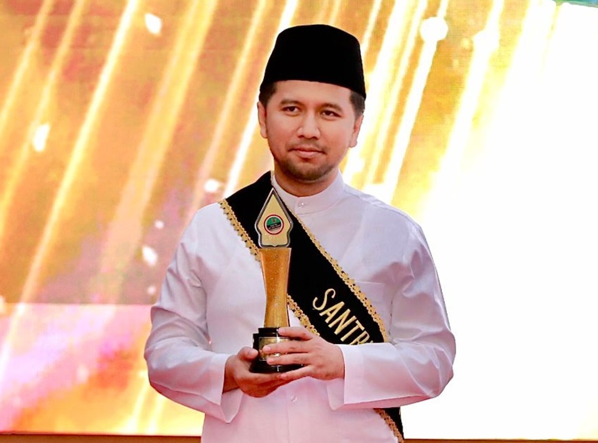 Berprestasi, Wagub Jatim Emil Elestianto Dardak Raih Penghargaan di Ajang Santri of the Year