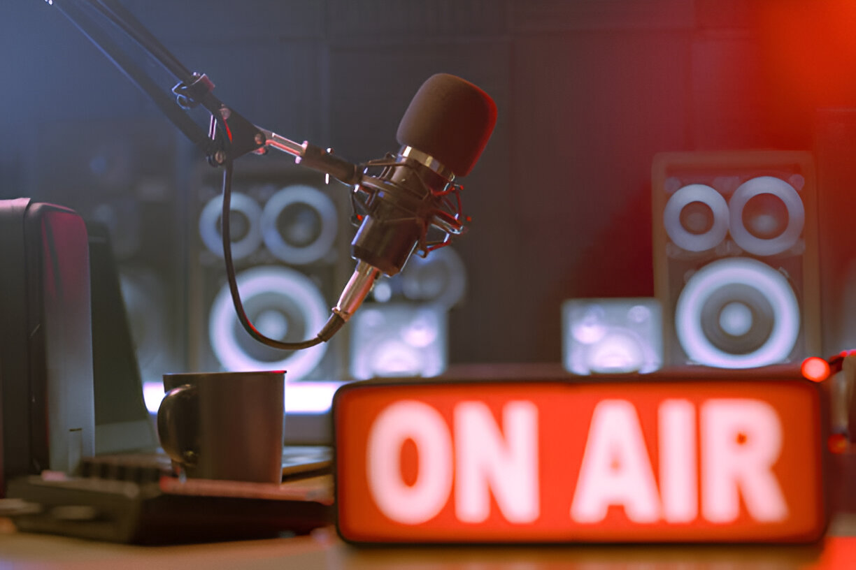 Radio vs Podcast: Mana Lebih Relevan di Era Digital