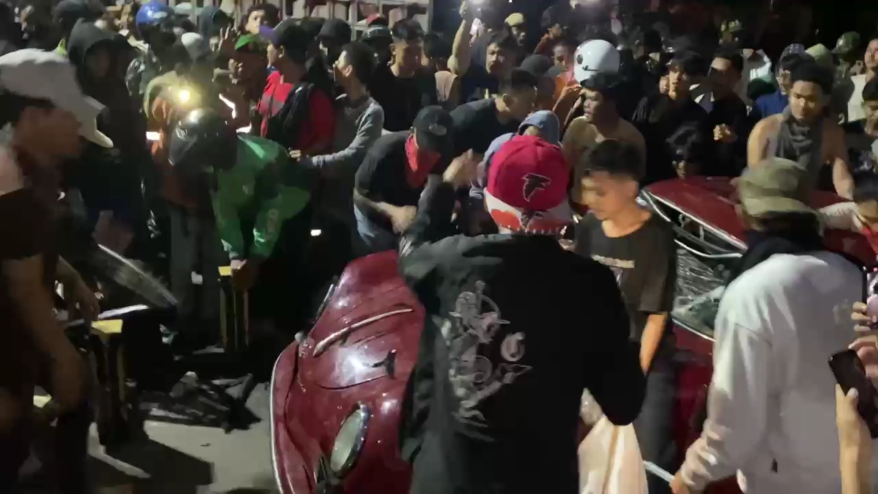 Porche Antik Milik Sahroni Gak Luput Jadi Sasaran Pengrusakan Massa