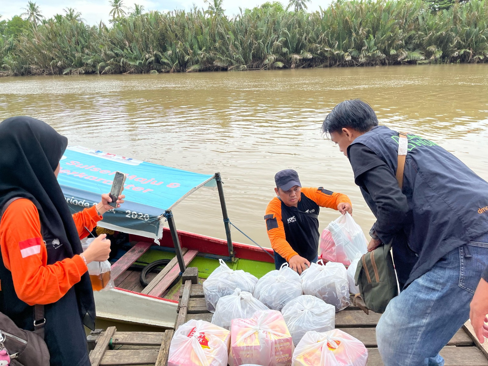 Dompet Dhuafa Sulsel Bersama Lazuna Chiken Distribusikan Ratusan Paket Makanan Bagi Penyintas Banjir Maros