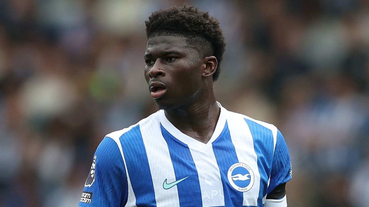 Carlos Baleba Akui Rumor Transfer ke Man United Ganggu Performanya