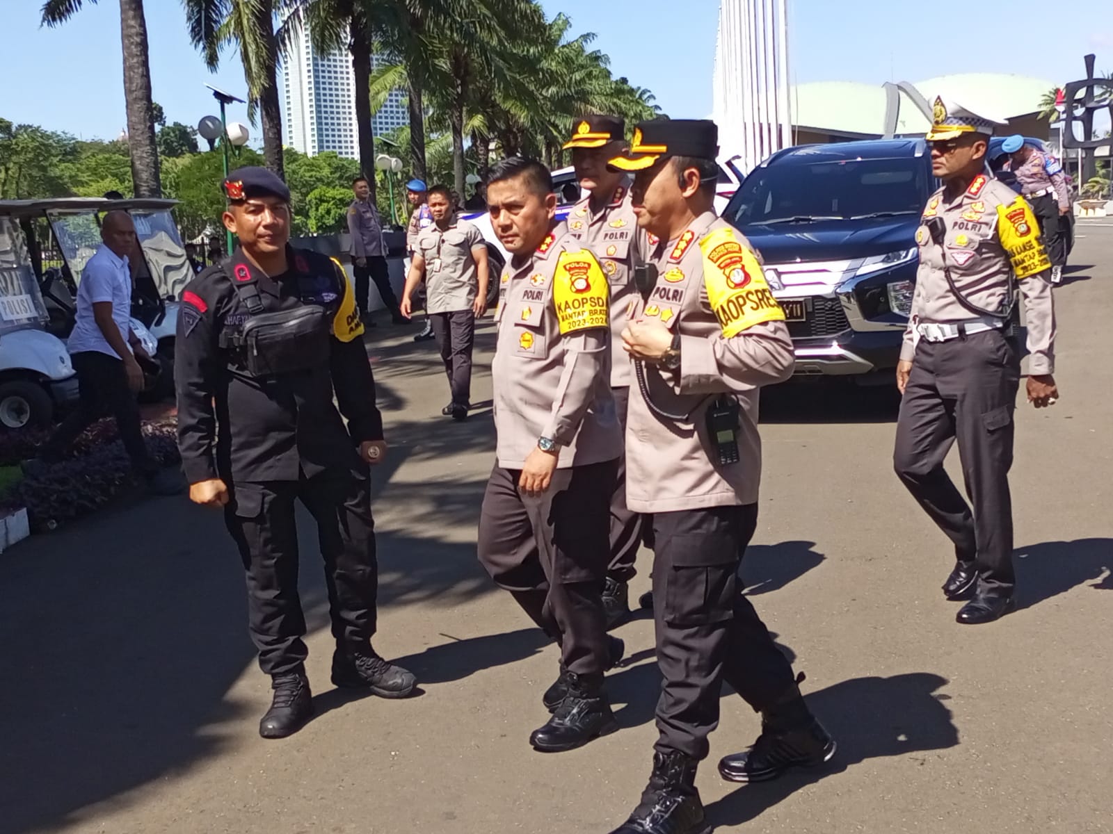 Ribuan Personel Gabungan Kembali Amankan Demo di DPR dan KPU