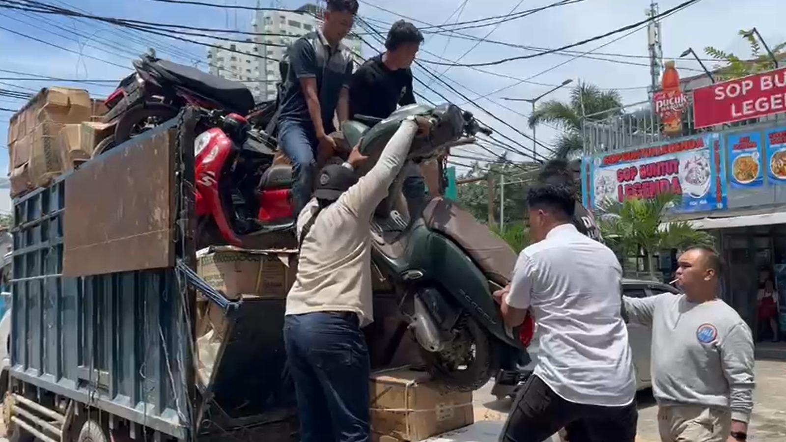 Polisi Bongkar Truk Bermuatan 13 Sepeda Motor Bodong di Tambora, Ternyata Hasil Curian!