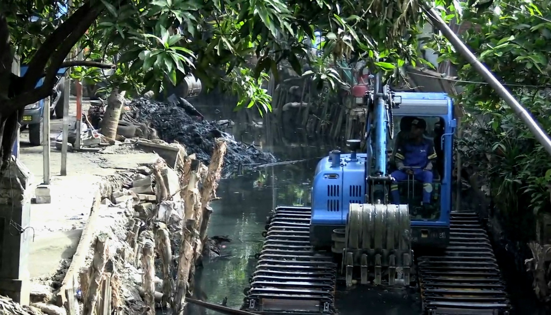 Pramono: Lumpur Hasil Pengerukan Kali Cakung Lama Dibuang ke Ancol