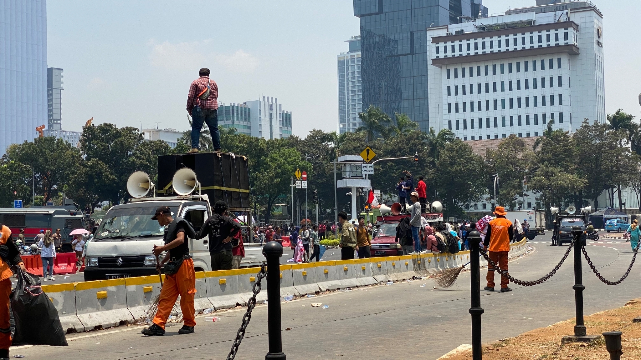 MK Tolak Uji Materi Batas Usia Capres Cawapres, Massa Demo Bubarkan Diri