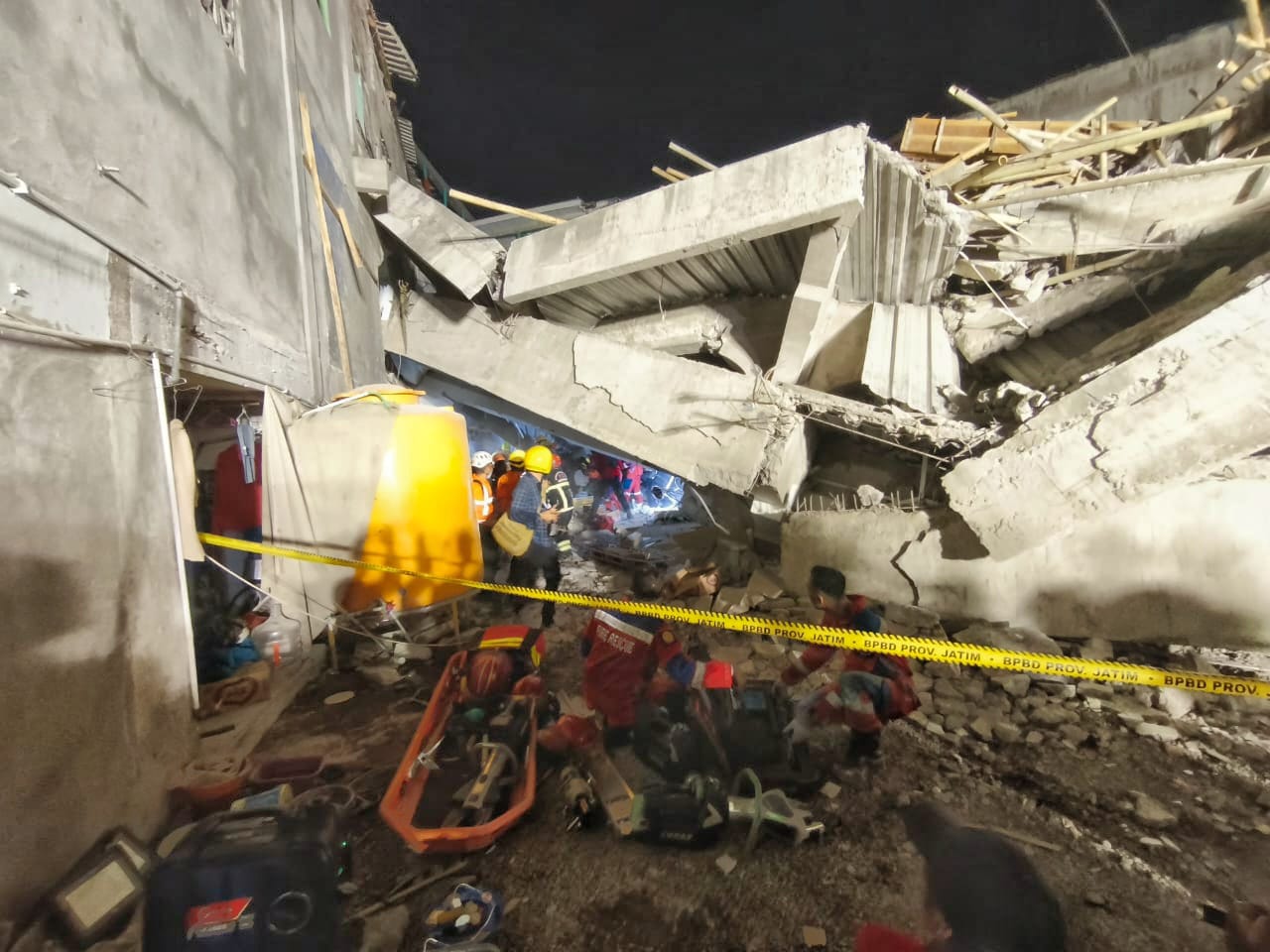 38 Santri Al-Khoziny Masih Terjebak di Bawah Reruntuhan Bangunan 