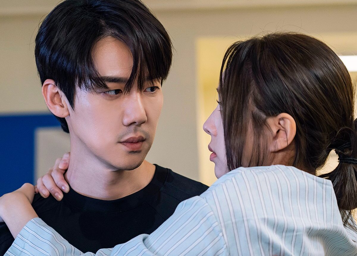 When the Phone Rings Episode 7 Makin Romantis, Yoo Yeon Seok Rawat Chae Soo Bin Usai Kecelakaan