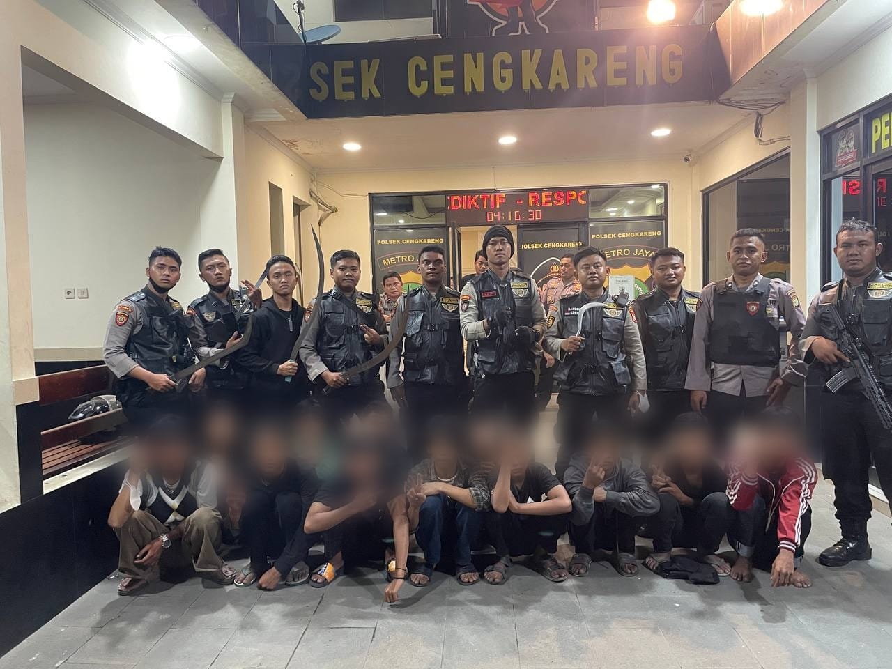 'Sweeping Cari Musuh', 12 Pelajar Bersenjata Tajam Ditangkap Polisi di Cengkareng