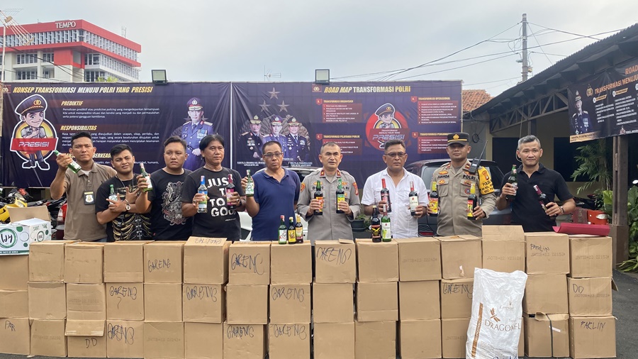 Razia Penyakit Masyarakat Jelang Ramadhan, Polsek Palmerah Sita Ratusan Botol Miras