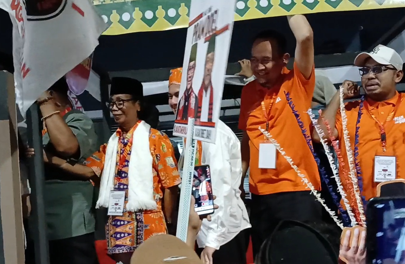 Datang ke KPU DKI Naik Oplet, Paslon Pramono-Rano Diantar Cak Lontong dan Mandra