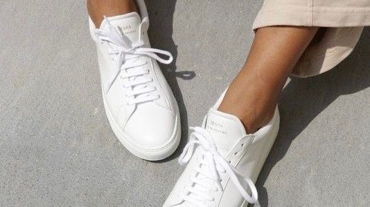 10 Cara Praktis Membersihkan Sepatu Putih dari Noda dan Kekuningan