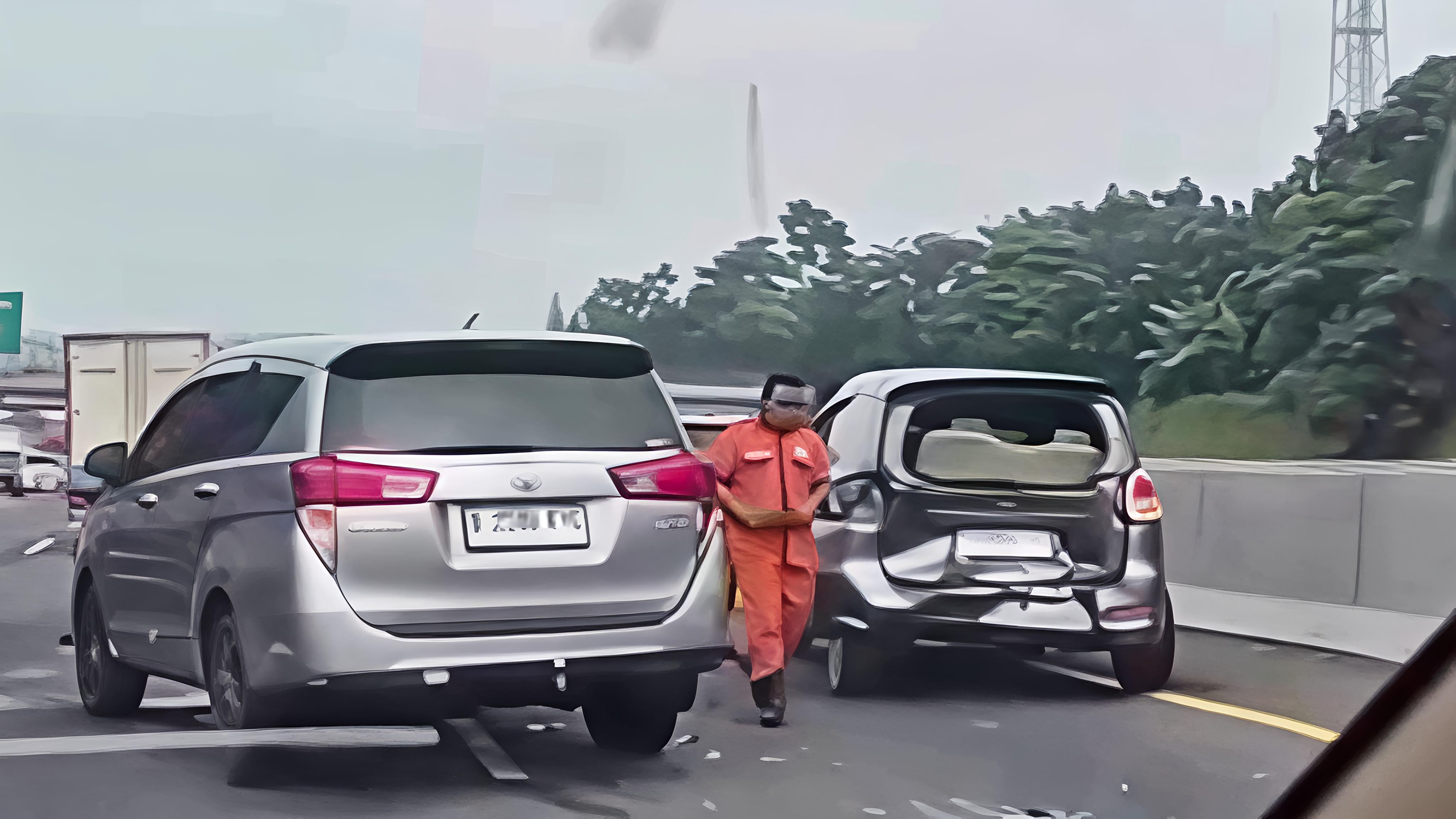 Kurang Jaga Jarak, Kecelakaan Beruntun di Tol Cikampek Libatkan Bus hingga Mobil