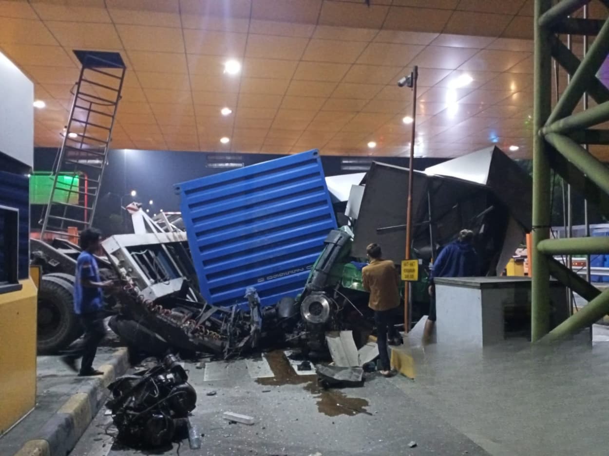 Rem Blong, Truk Kontainer Terguling Hantam Gerbang Tol Ciawi 2