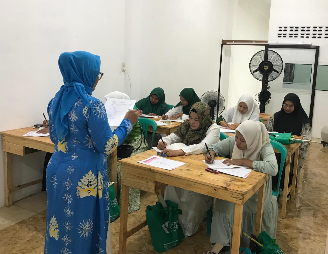 Dorong Kemandirian, Dompet Dhuafa Waspada Hadirkan Pelatihan Menjahit untuk Warga