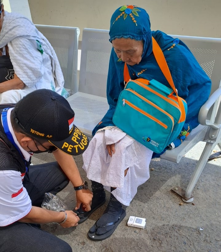 Diintai Bahaya Kaki Melepuh, Tim Penolong Jamaah Haji Bekali Diri dengan 500 Pasang Sandal 