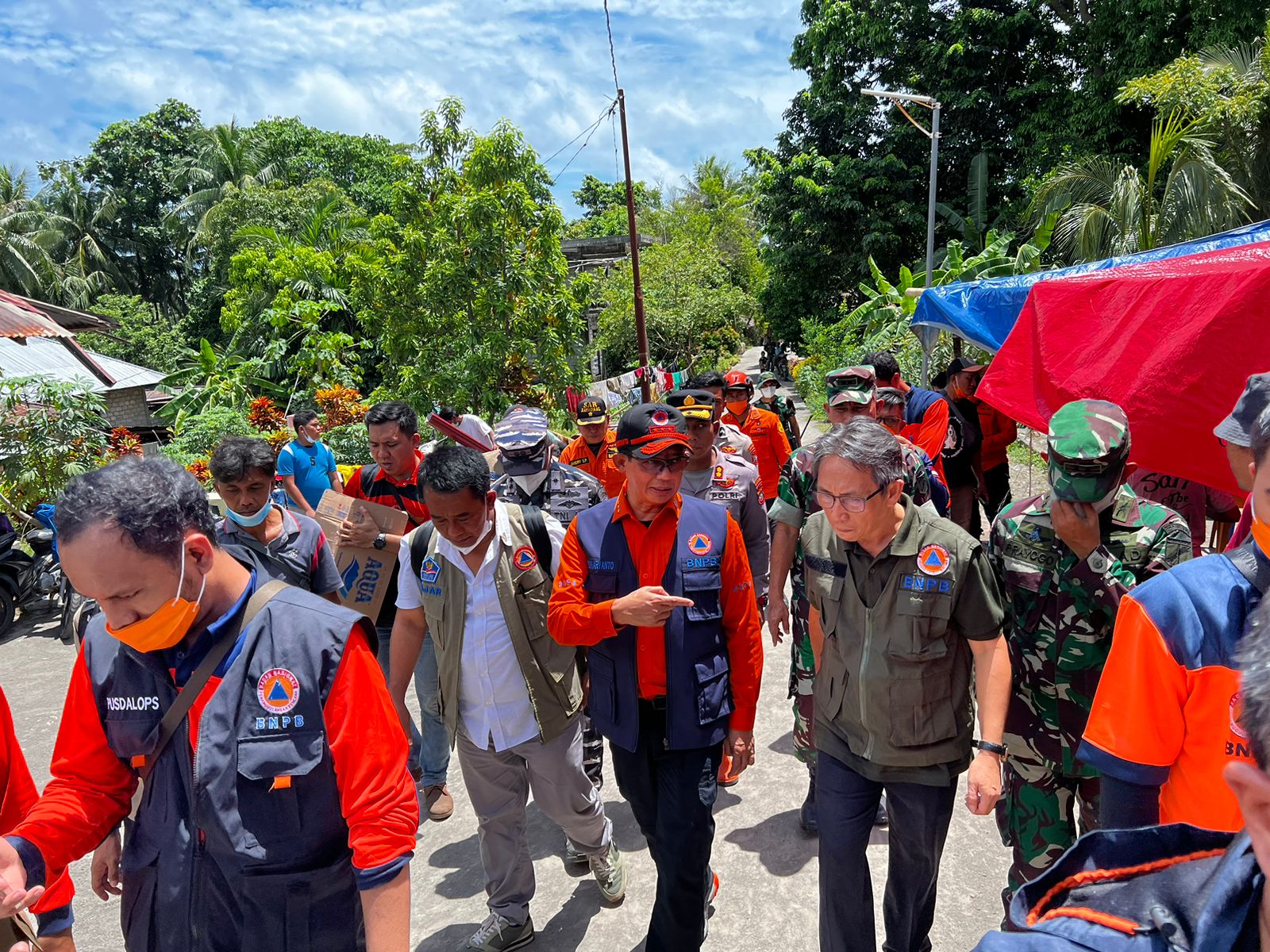 Kepala BNPB Tinjau Lokasi Pengungsian Warga Terdampak Erupsi Gunung Ruang di Pulau Siau