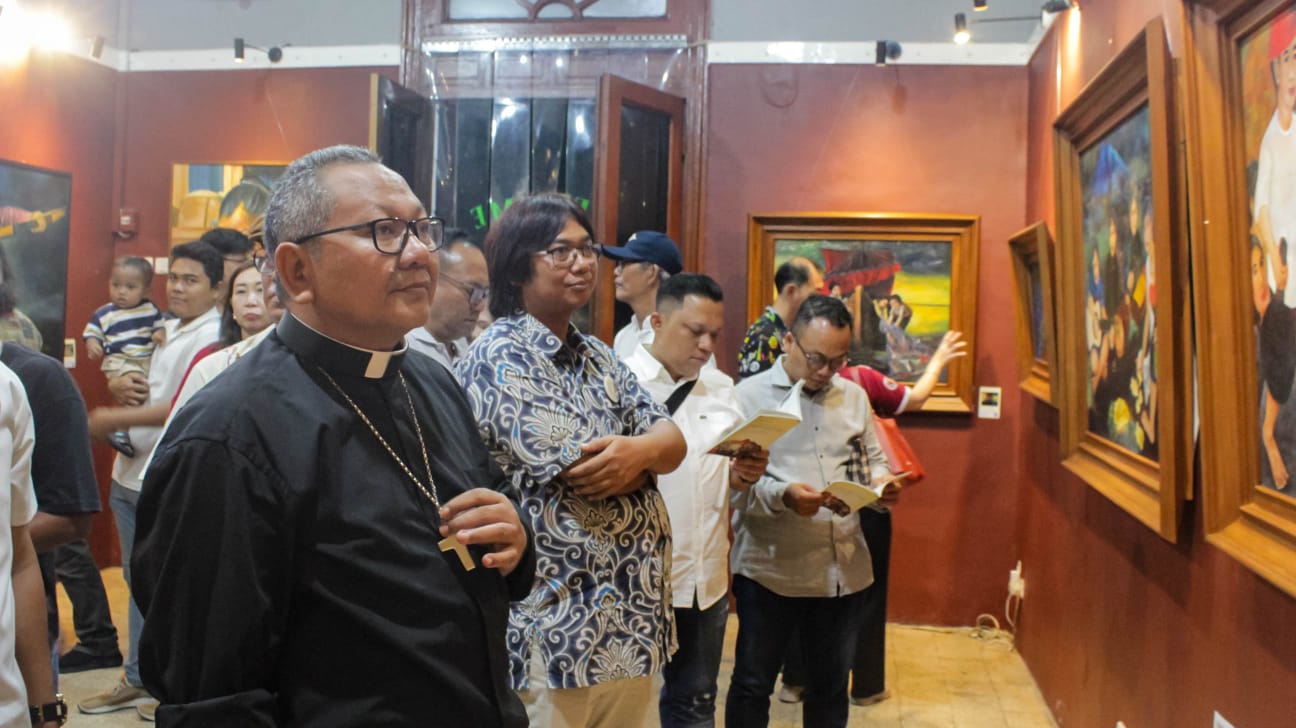 Uskup Surabaya Mgr Agustinus Tri Budi Utomo Buka Pameran Sabda Telah Menjadi Rupa, Karya Dua Imam Katolik