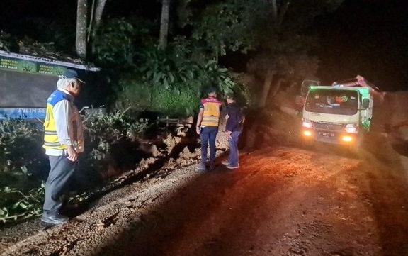 Sempat Tertutup Akibat Gempa, Ruas Jalan Cianjur - Cipanas Dibuka Kembali 