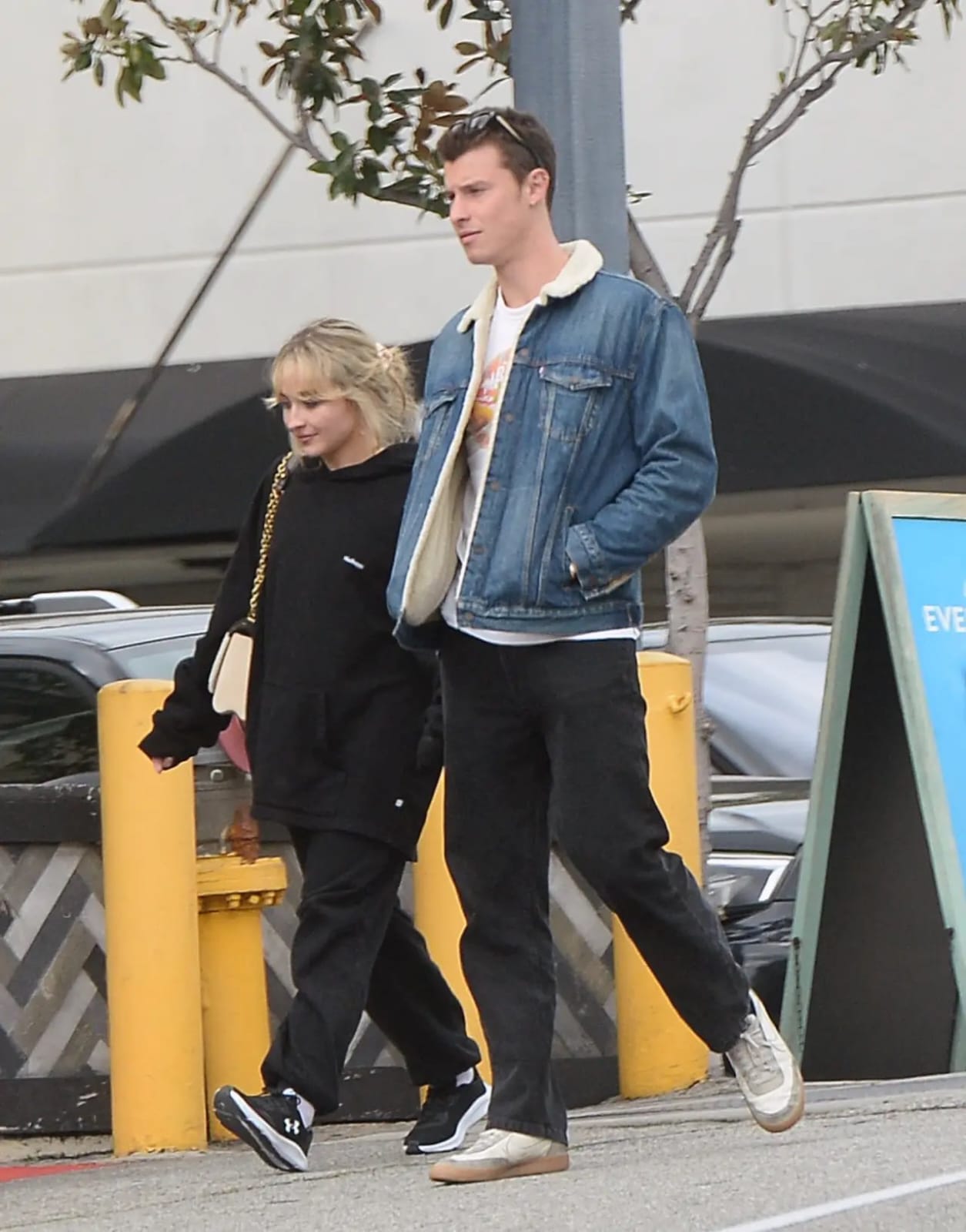 Dirumorkan Berpacaran, Akhirnya Shawn Mendes dan Sabrina Carpenter Terciduk Jalan Bareng di Los Angeles