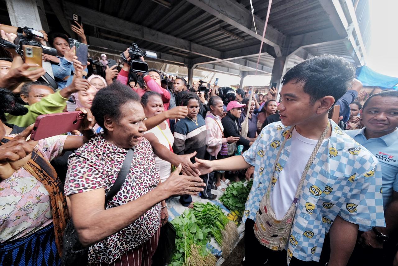 Gibran Kampanye di Jayapura, Sapa Para Pedagang Pasar Pharaa Sentani