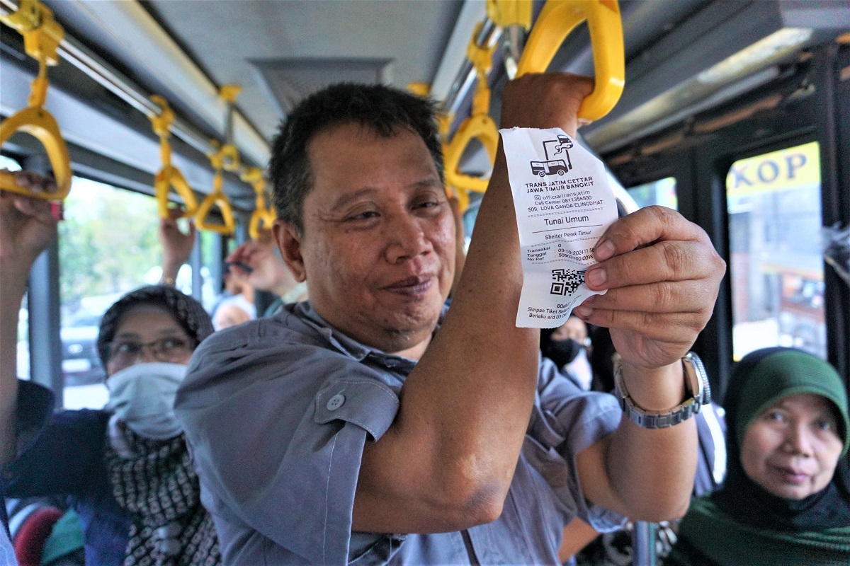 Sensasi Naik Trans Jatim Cakraningrat ke Madura: Sudah Oke, Meskipun Berdiri