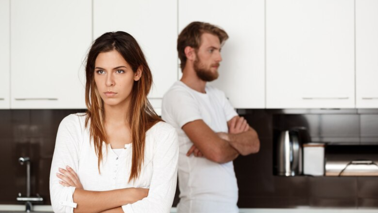 5 Ciri-Ciri Suami Terjebak Kenangan Mantan, Jangan Sampai Kamu Abaikan!