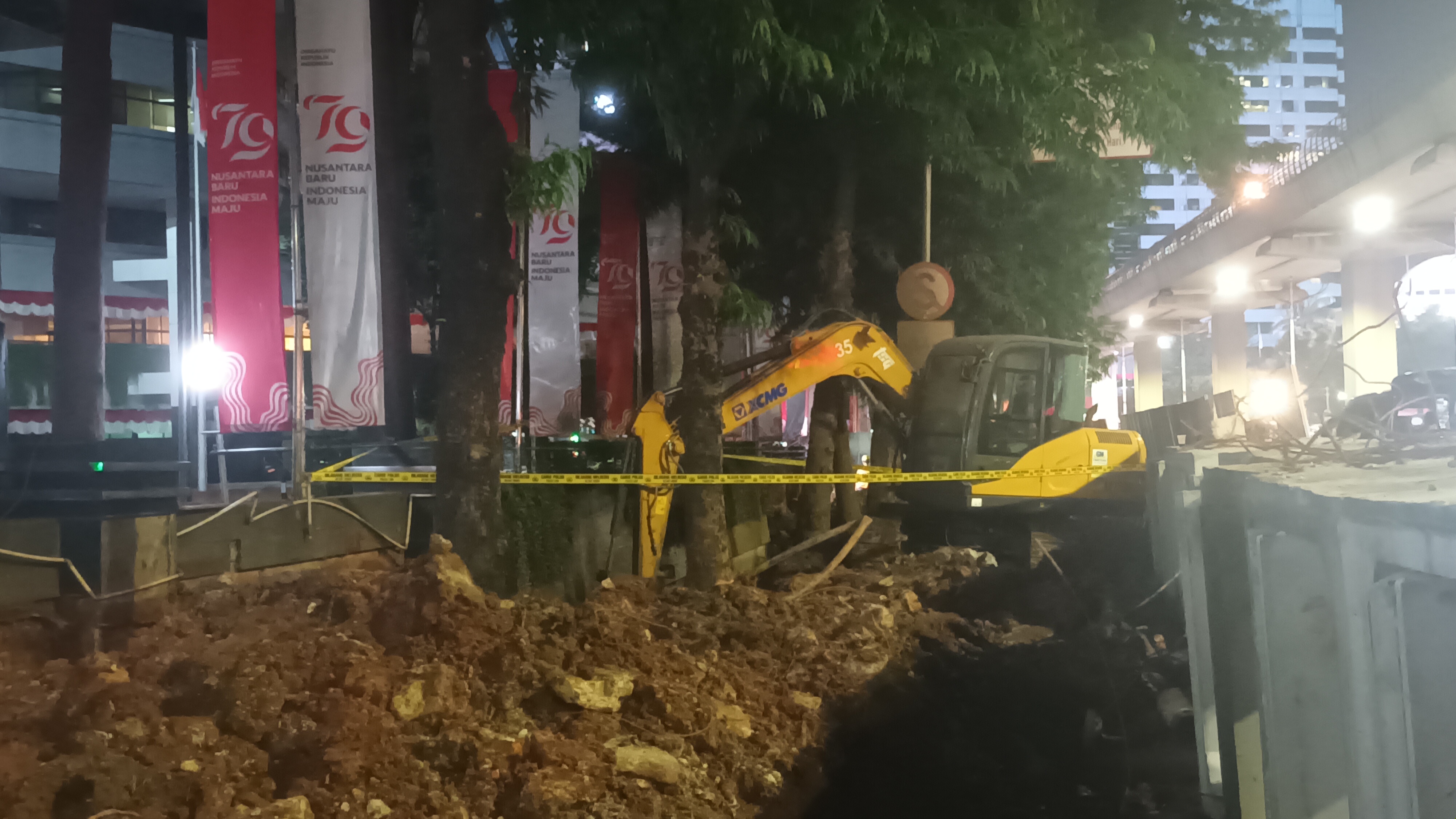 Semburan Gas di Depan Gedung Kemenkes Akibat Terkena Eskavator, Diperbaiki Malam Ini