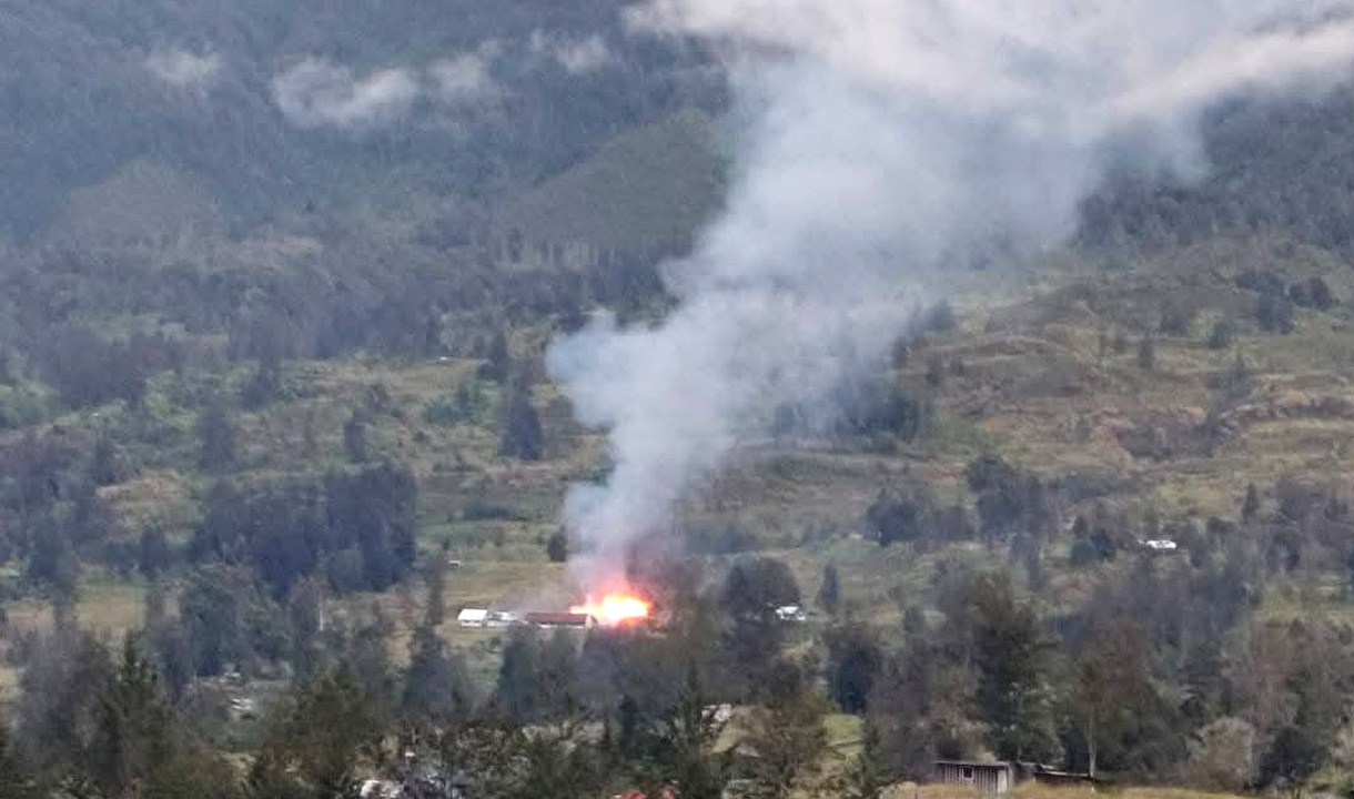 2 Rumah Bupati Puncak di Bakar OPM, Kantor Distrik Omukia Ikut Menjadi Korban