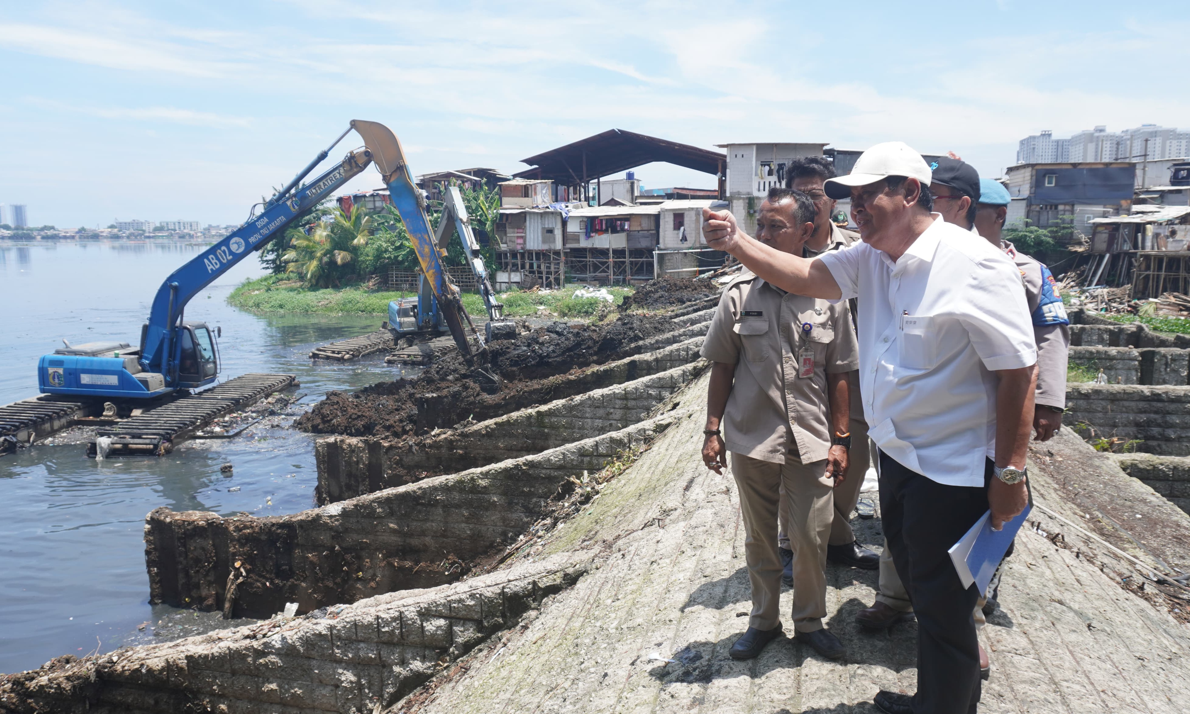 Keruk Lumpur Waduk Pluit, SDA Jakut Terjunkan Excavator hingga Tongkang