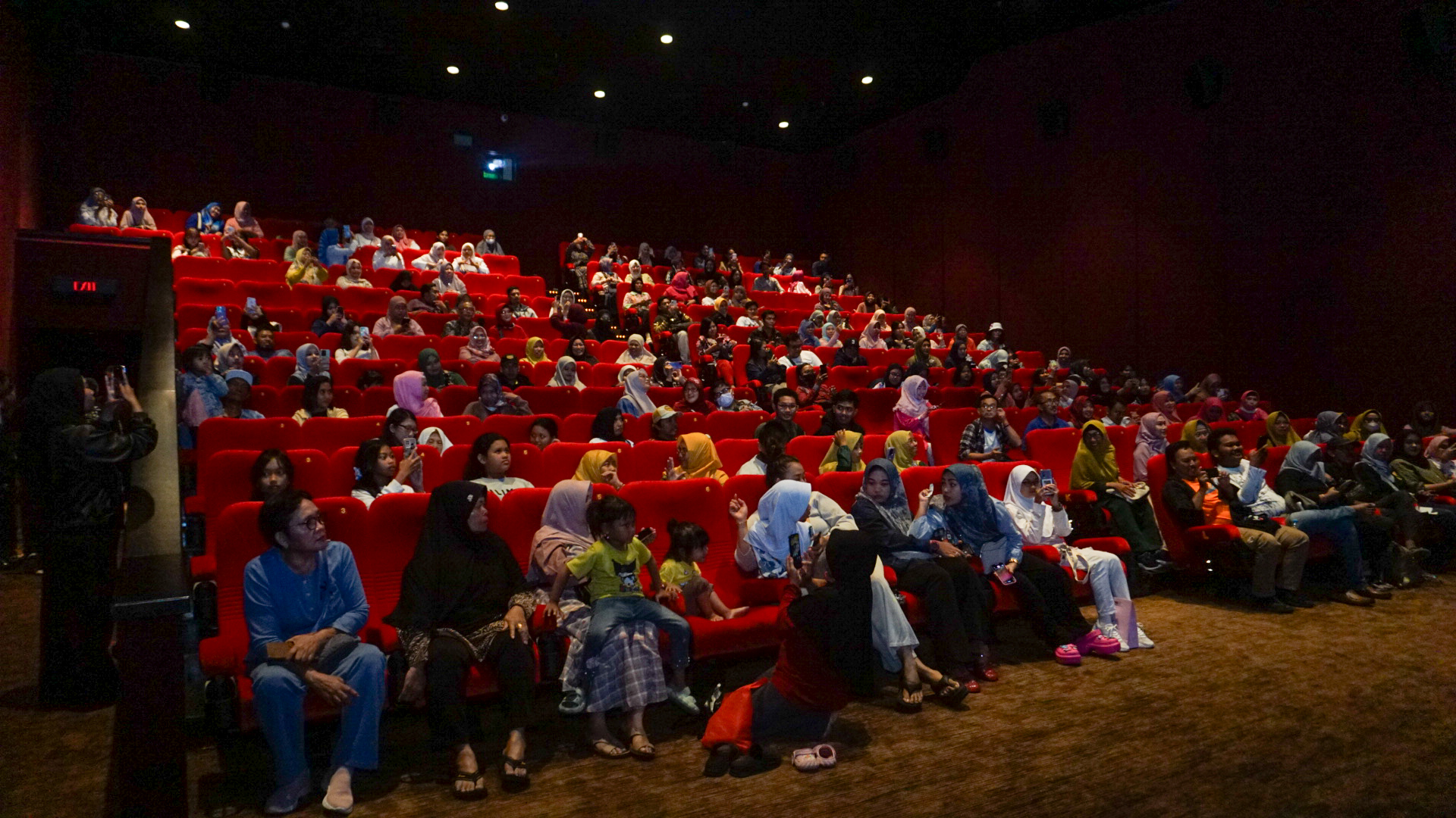 Fedi Nuril Ajak Penonton Surabaya Nonton Duluan Film Terbarunya