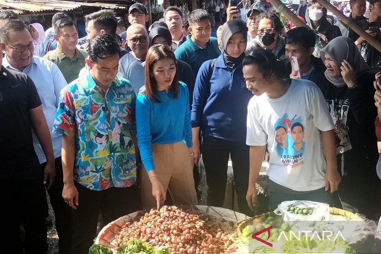 Gibran Belanja Sayur Sambil Sapa Warga Pasar Kemiri Muka Depok