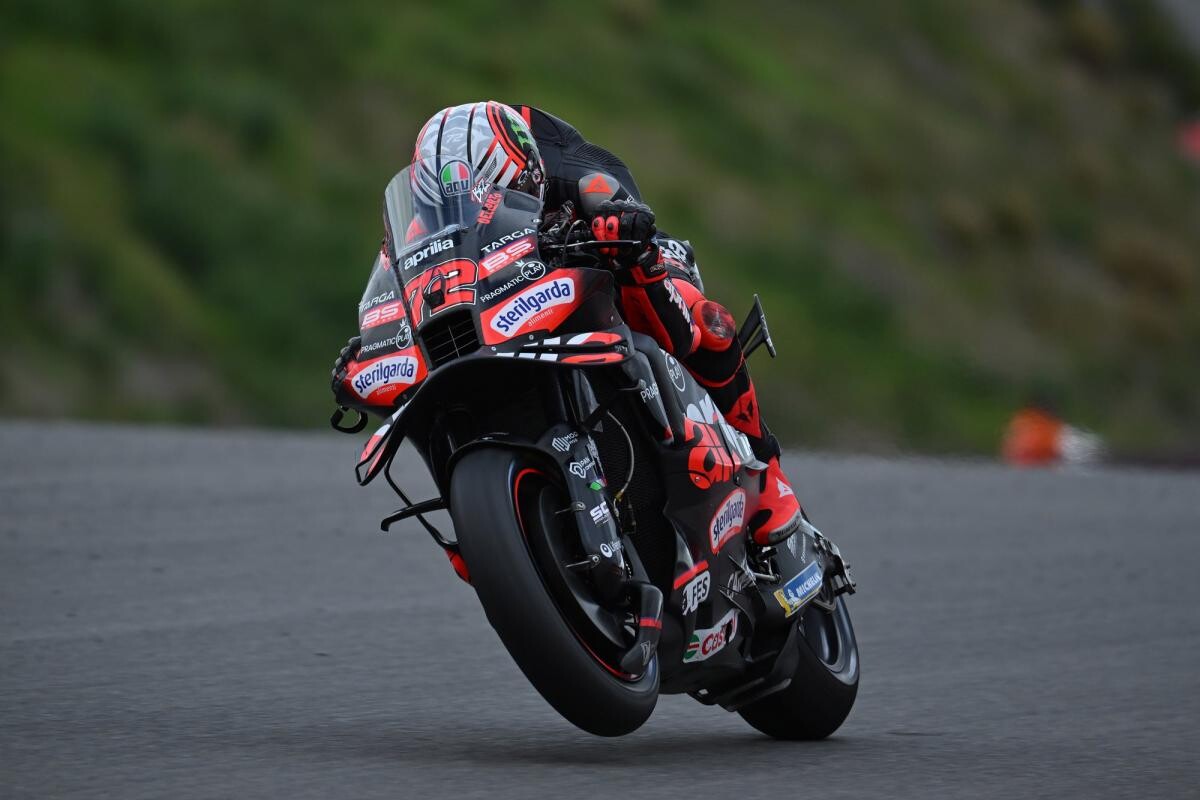 Meski Menang di MotoGP Portugal 2025, Bezzecchi Ngaku Belum Selevel dengan Marquez Bersaudara