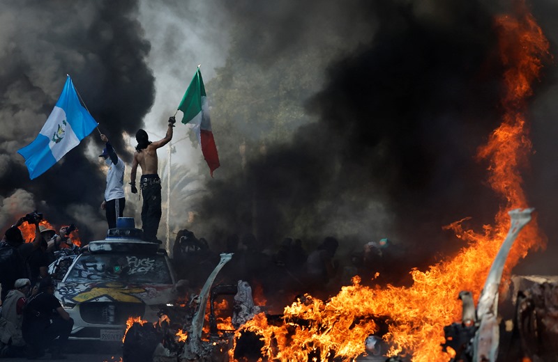 Ketika Aksi Penindakan Imigrasi Membuat Los Angeles Membara, Warga Terkepung Intimidasi Bersenjata