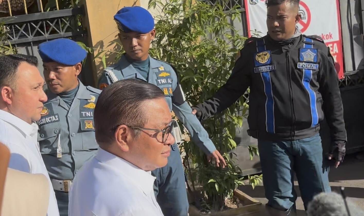 Ekspresi Pramono saat Sambangi Lokasi Ledakan di SMAN 72 Jakarta, Prihatin Tak Banyak Bicara