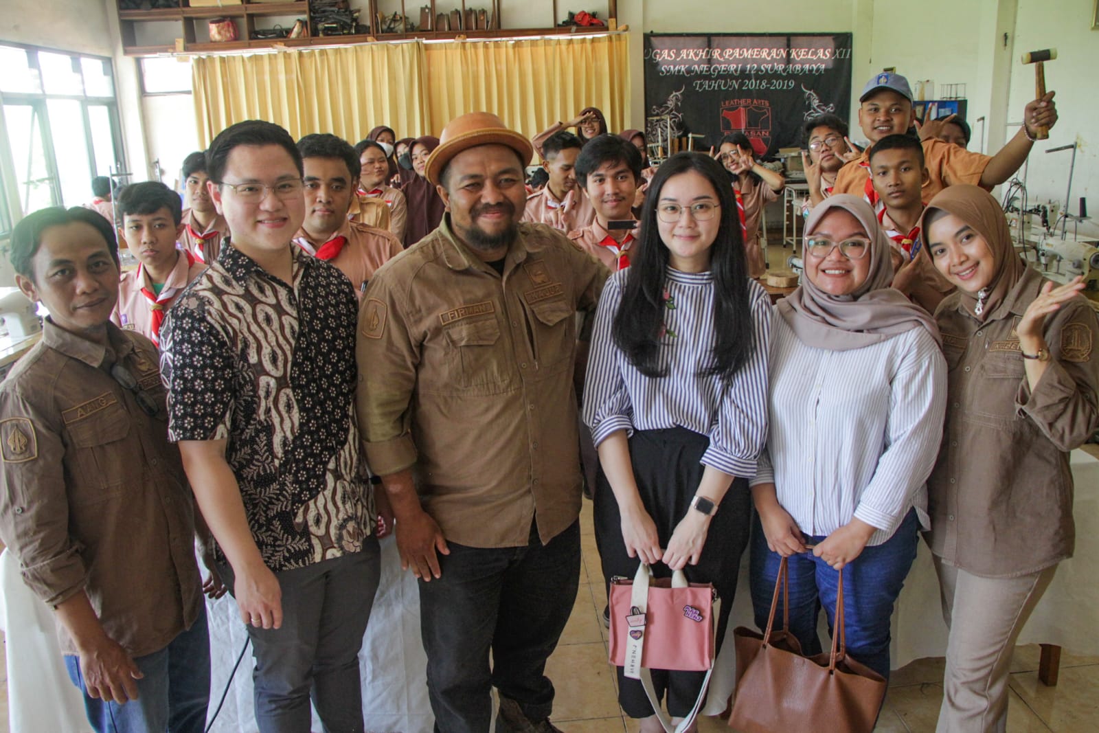 Produsen Sepatu Kulit Surabaya Jim Joker Percayakan Pengerjaan Produknya pada Siswa Kriya Kulit SMKN 12 Surabaya