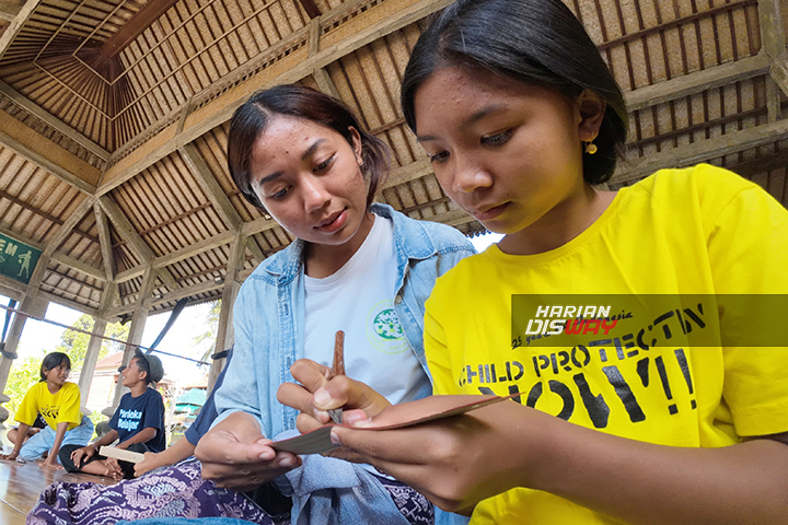 Upaya Alit Indonesia Melestarikan Tradisi Menulis Lontar untuk Anak: Diikuti 120 Anak dari 13 Banjar (2)  