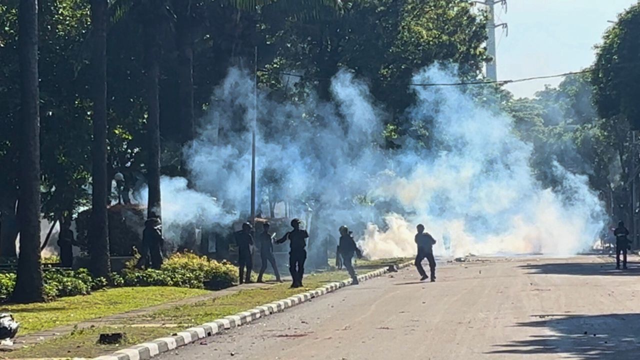 Situasi Terkini Mako Brimob Kwitang Masih Mencekam, Massa Aksi Balas Gas Air Mata dengan Petasan