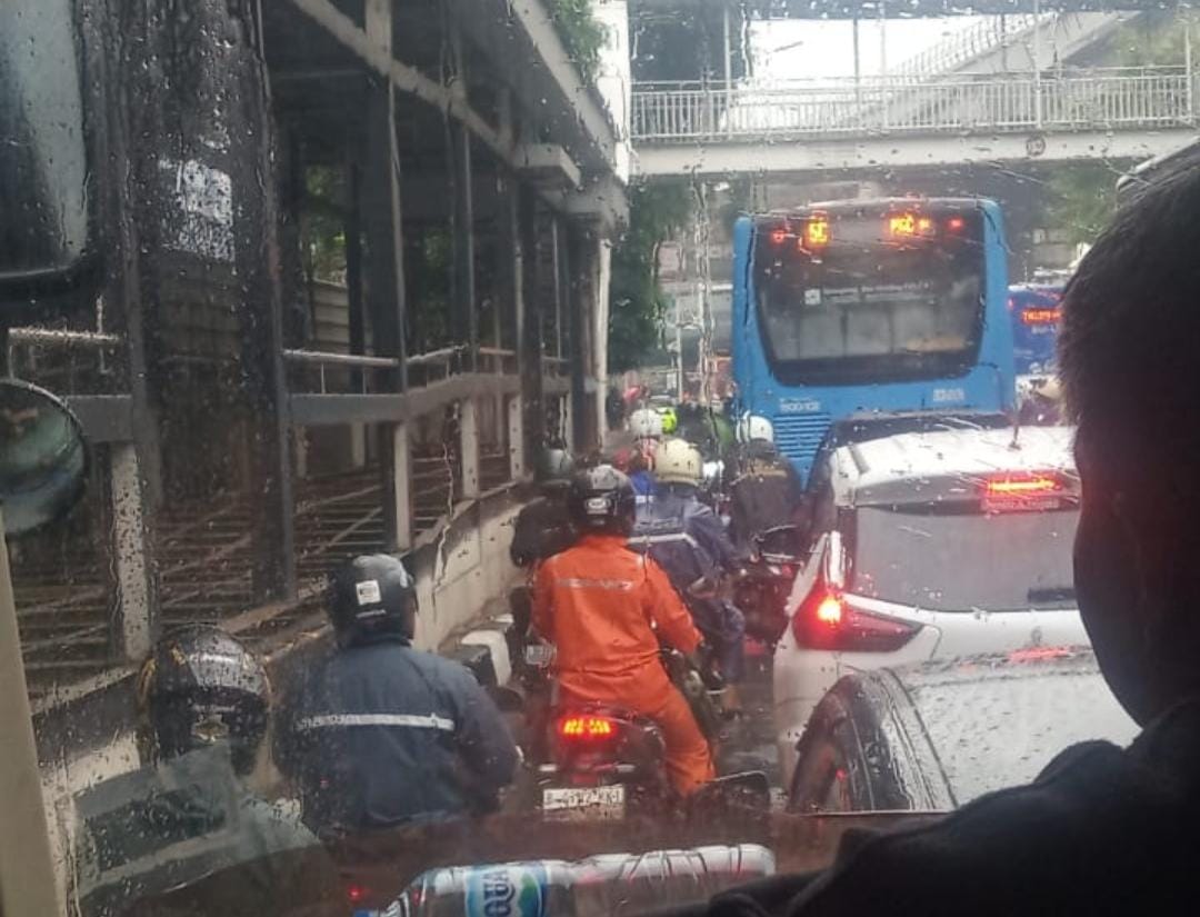 Hujan, Deres, dan Macet Jadi Trending X, Netizen Curhat Jalanan Jabodetabek Lumpuh