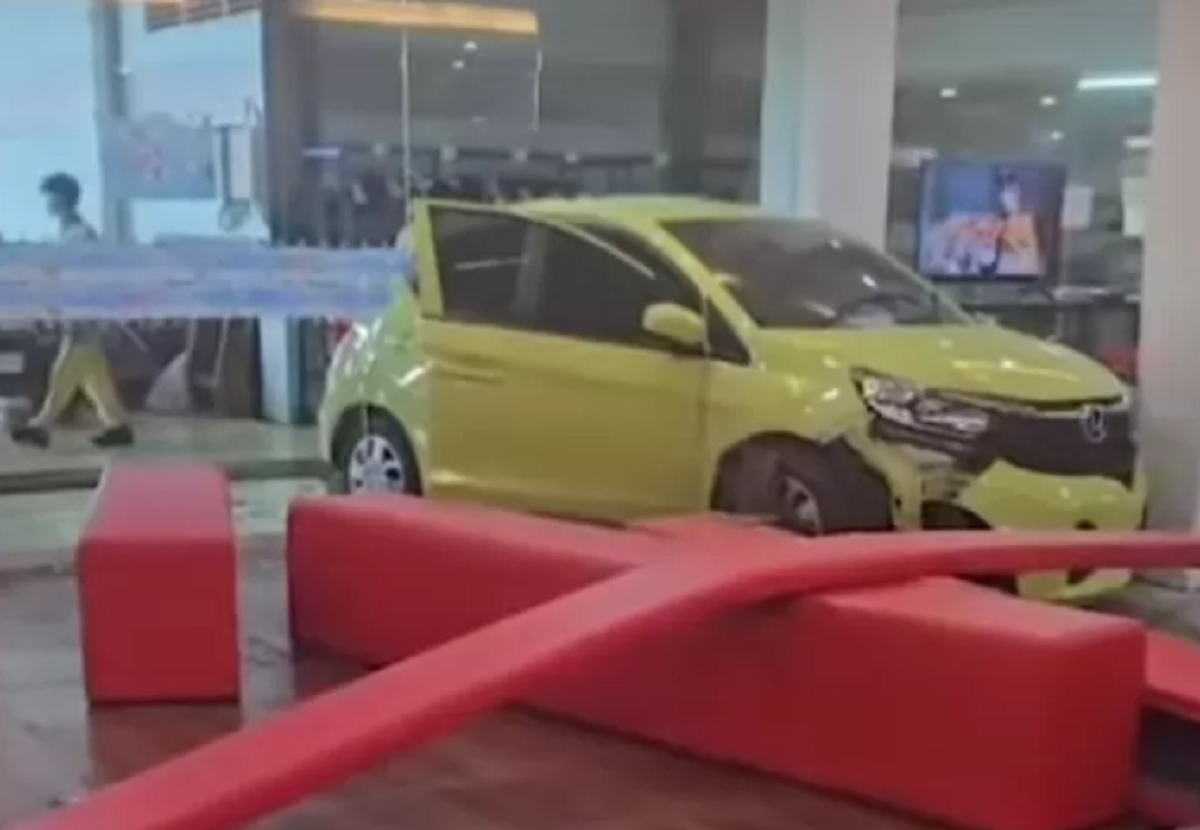 Detik-detik OB Injak Gas Mobil Honda Brio, Pintu Kaca Showroom Jadi Ambyar!