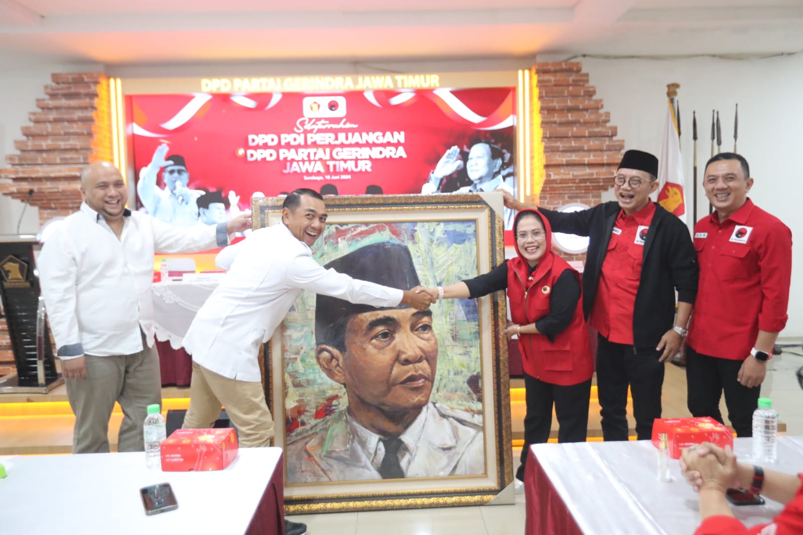 Kado Lukisan Bung Karno, PDIP Jatim Isyaratkan Koalisi dengan Gerindra di Pilkada Jatim 2024