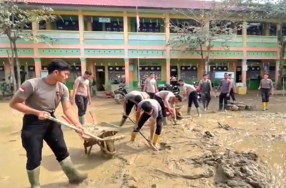 Pascabanjir Aceh Tamiang, Polri Gotong Royong Bersihkan SD Negeri 1 Karang Baru