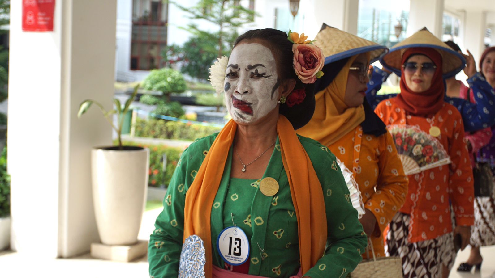 Iwapi Gelar Parade Gaya Berkebaya di Alun-alun Surabaya