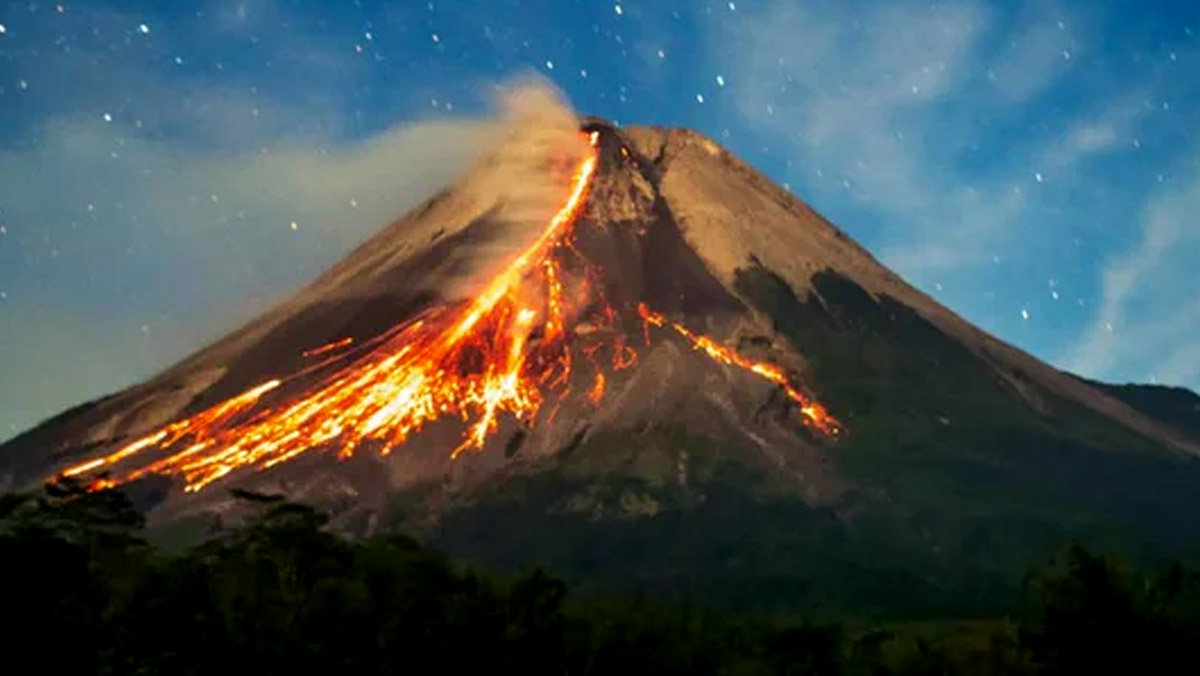Dua Hari Gunung Merapi Luncurkan Lebih dari Seratus Kali Lava Pijar, Status Level III