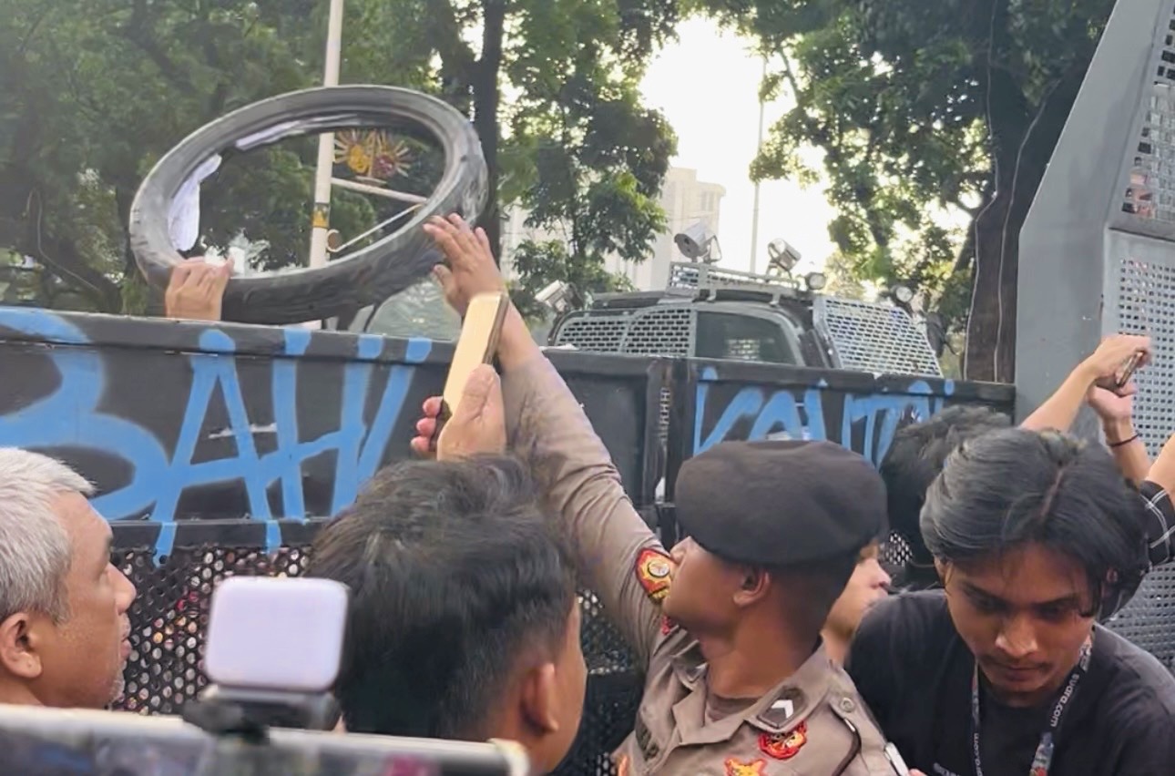Dilarang Bakar, Mahasiswa UBK Tegang saat Polisi Rampas Ban! 