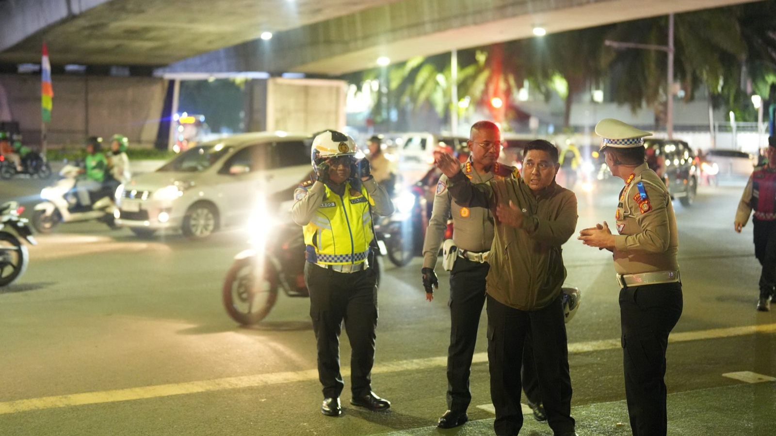 Berjaket Bomber, Irjen Karyoto Turun Langsung Urai Kemacetan di Jakarta Saat Jam Sibuk