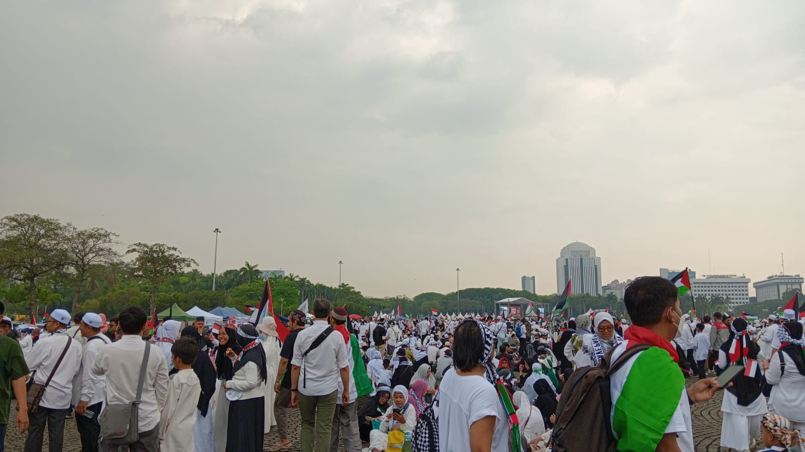 1,4 Juta Orang Penuhi Lapangan Monas dalam Aksi Bela Palestina, Beberapa Menteri Jokowi Turut Hadir