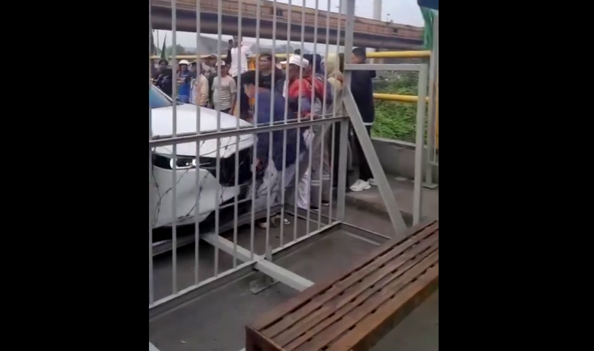 Anggota DPR Kota Cilegon Diduga Tabrak Pendemo PT Bungasari Flour Mills Indonesia, Paksa Buka Gerbang